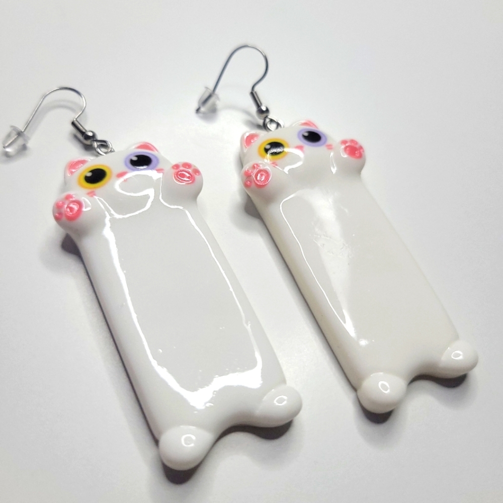 NWT Cat Lady White And Pink Cat Long Earrings Two Color Eyes Hypoallergenic - Picture 4 of 5